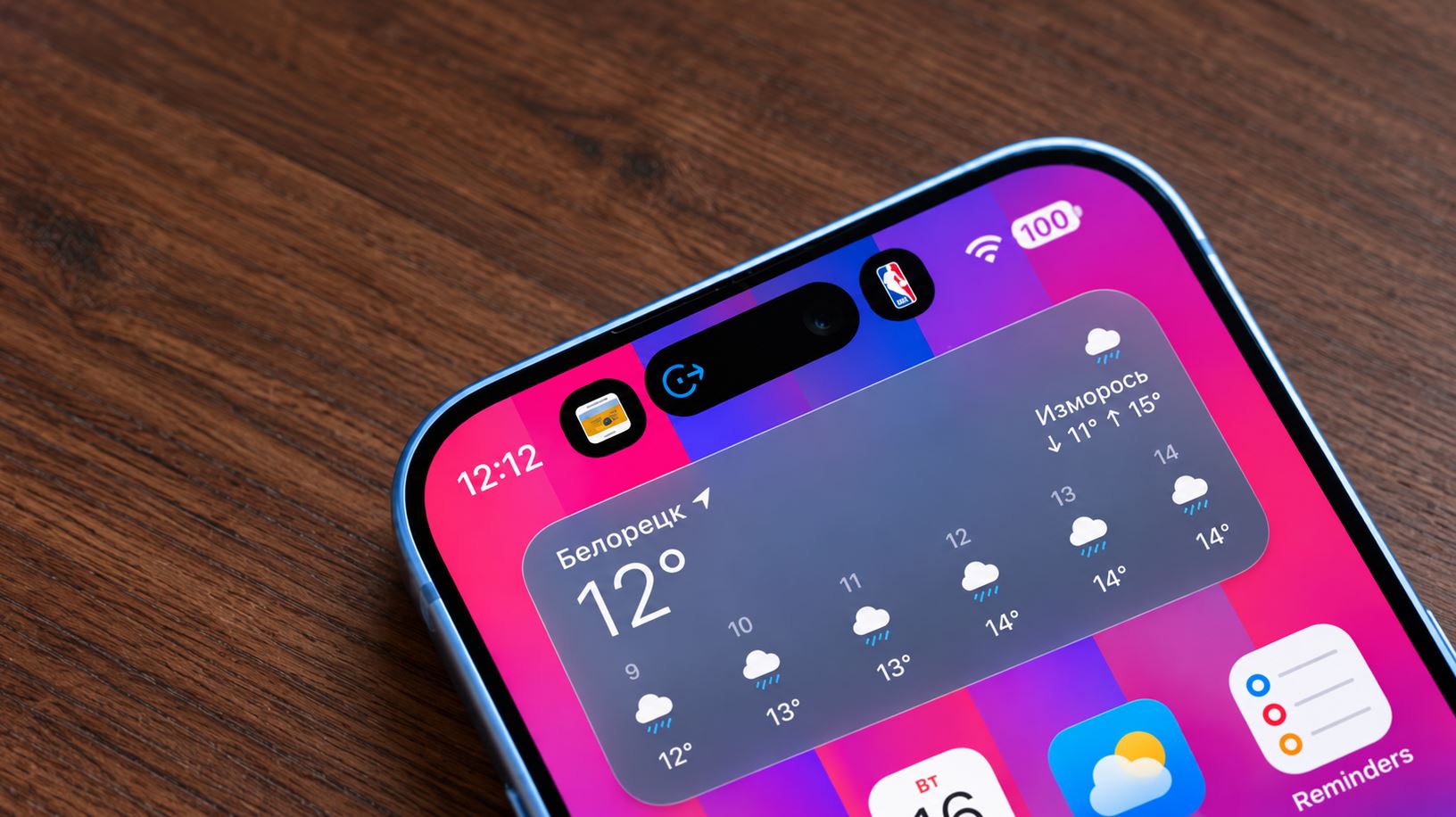 Уменьшенный Dynamic Island с тремя активными виджетами на экране iPhone 18 Pro Max