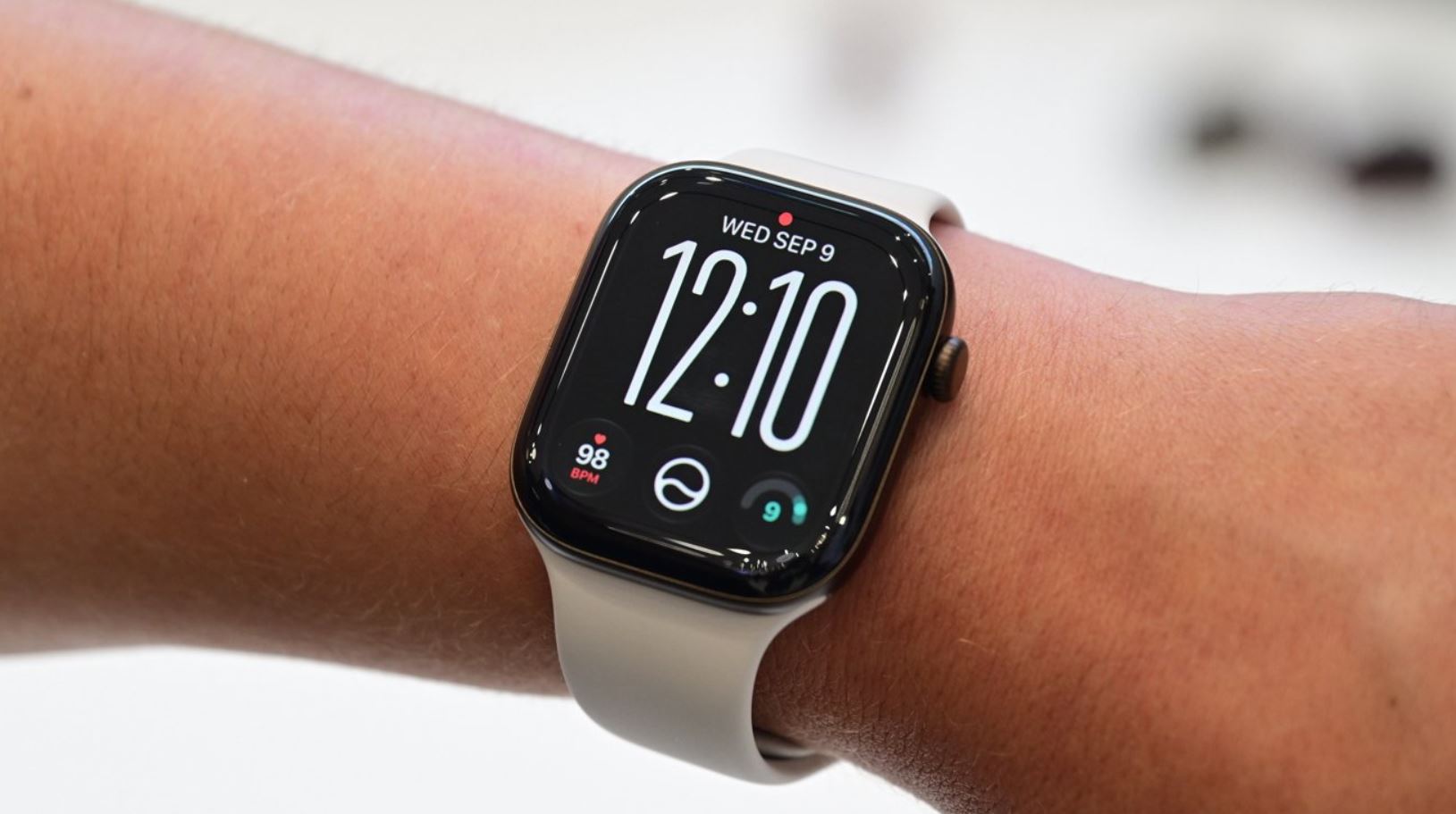 Apple Watch Series 12 с белым ремешком на запястье