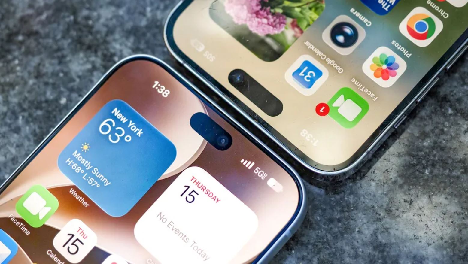 Два iPhone Pro Max с Dynamic Island на экране