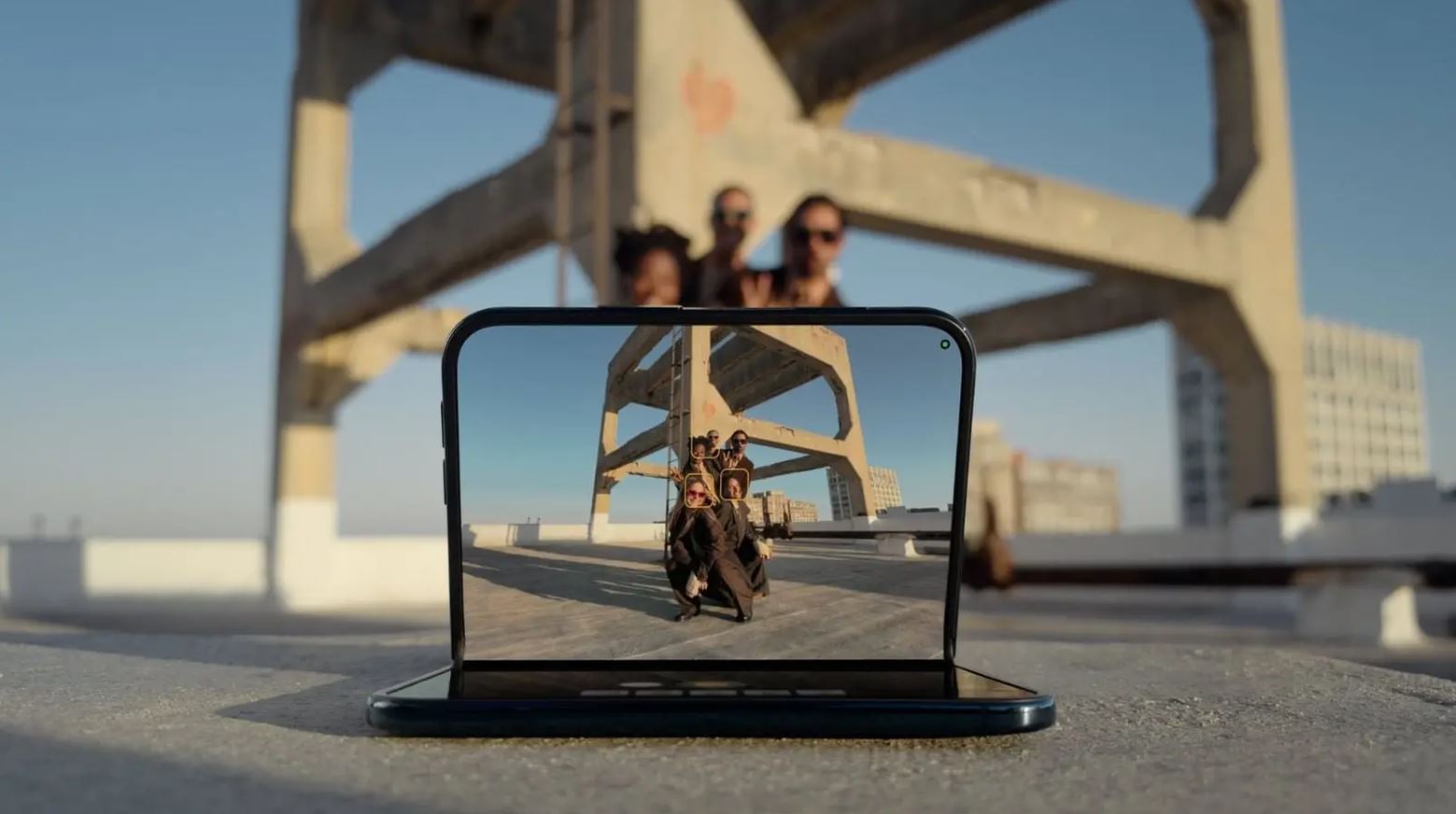 Полураскрытый iPhone Duo фотографирует группу людей