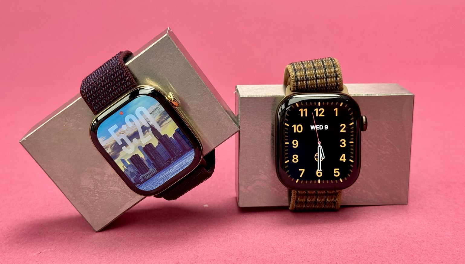 Две модели Apple Watch на розовом фоне