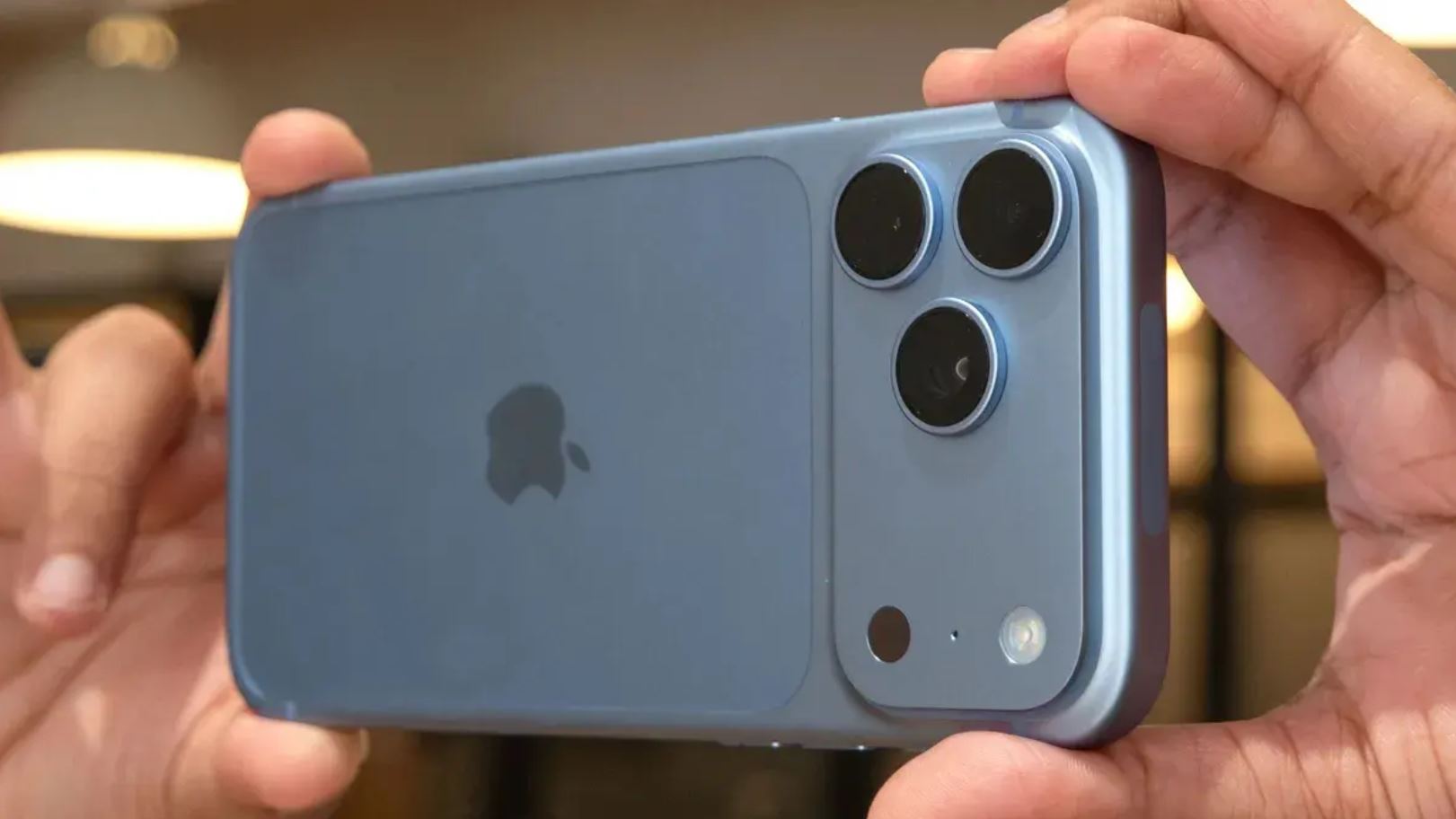 Голубой iPhone Duo в сложенном виде в руках
