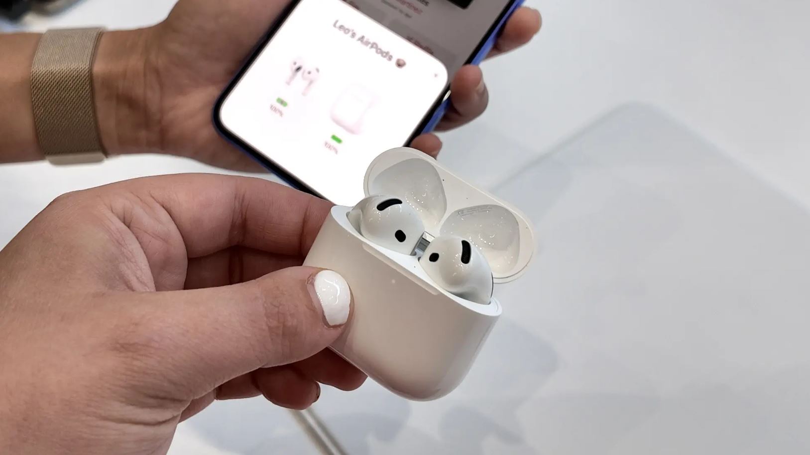 Открытый кейс с AirPods рядом с Айфоном на экране подключения