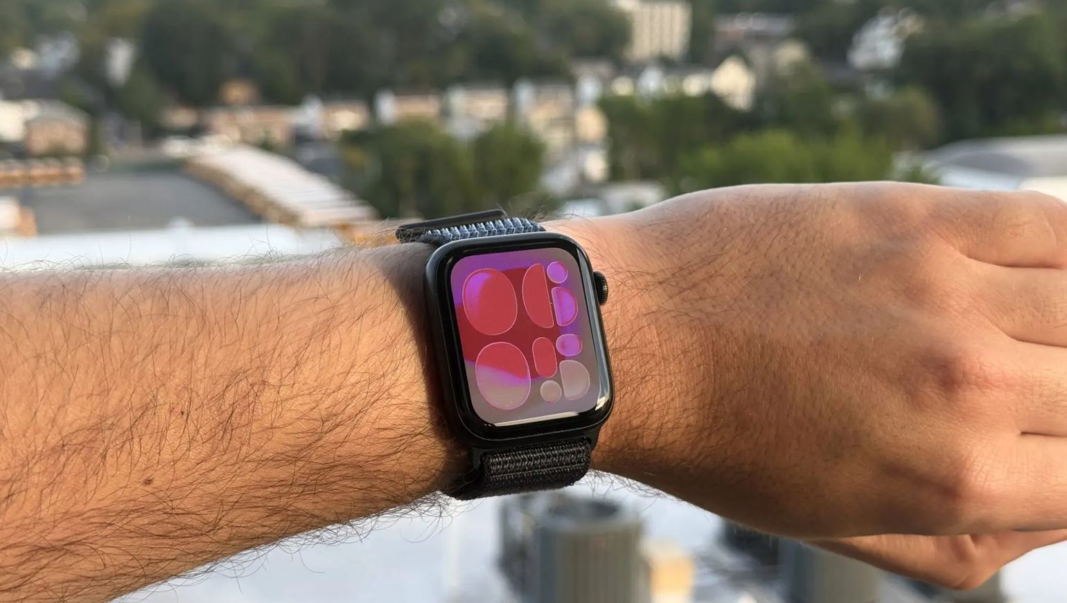 Apple Watch SE 3 с чёрным ремешком на запястье