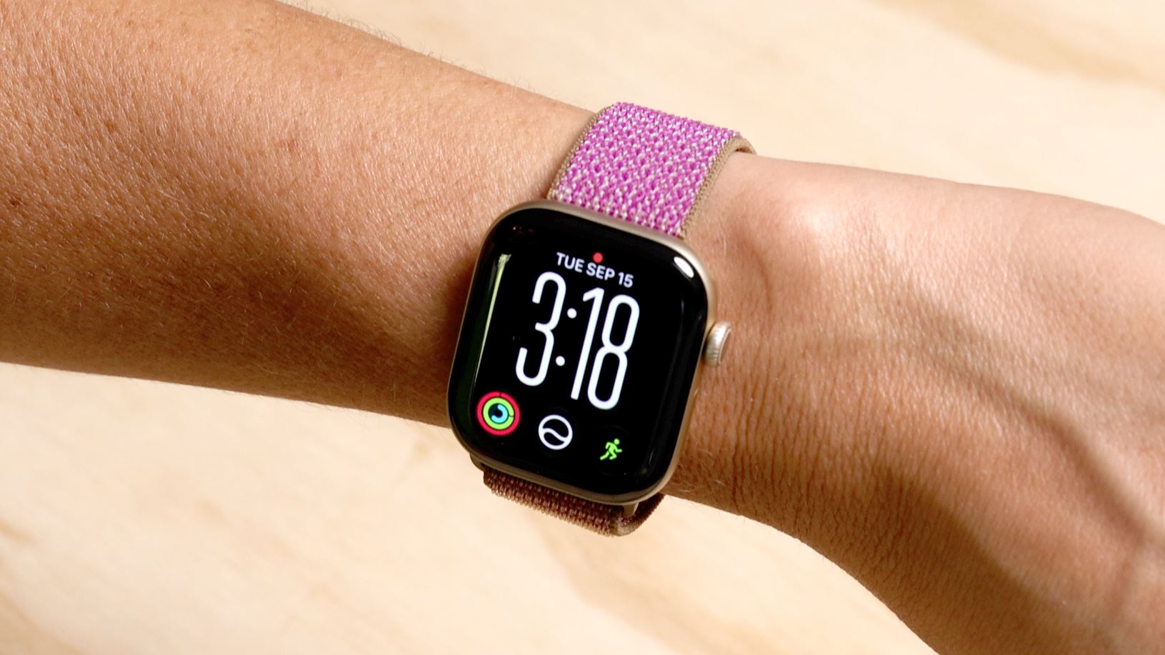 Apple Watch с розовым ремешком на запястье