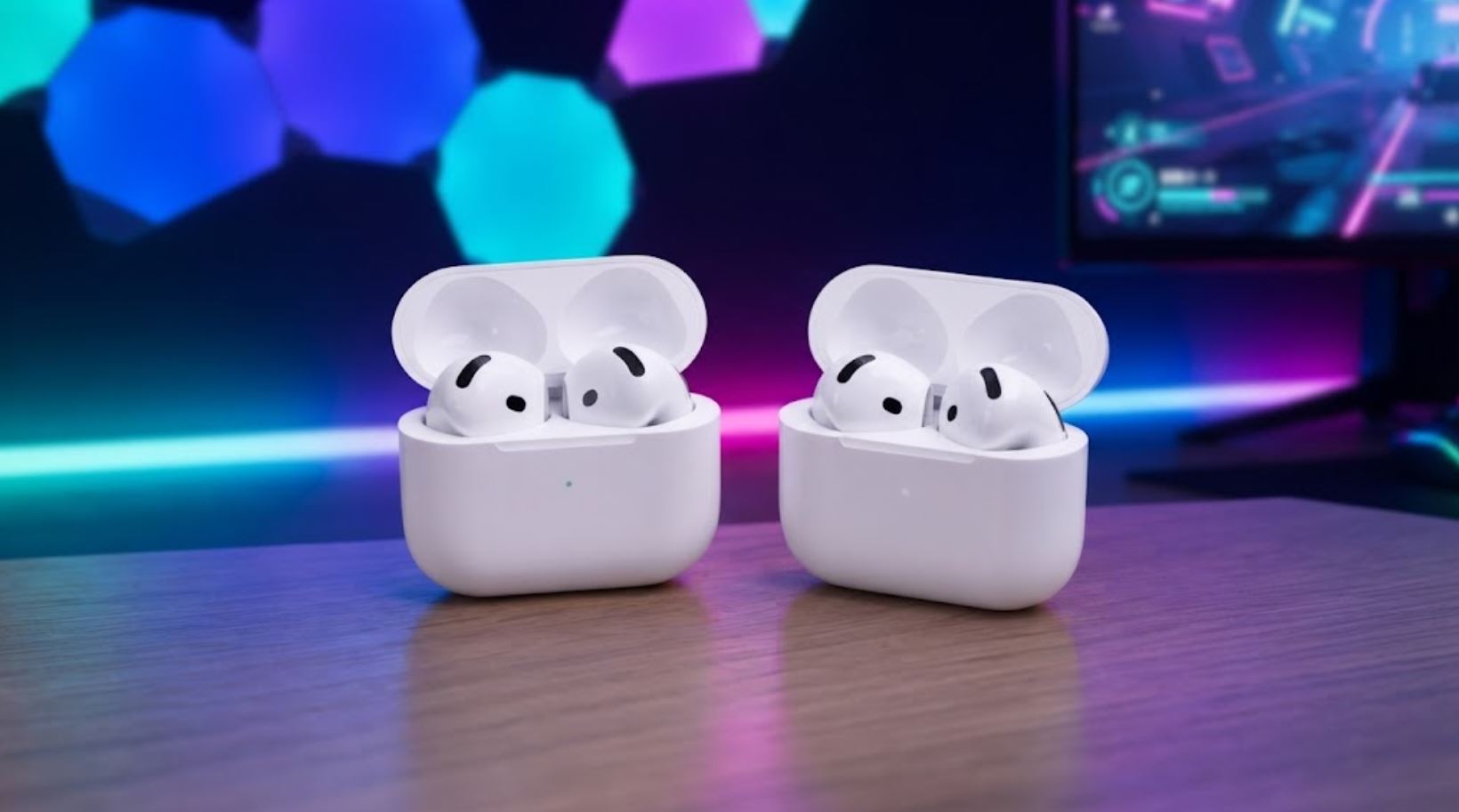 Две пары открытых наушников AirPods в зарядных кейсах