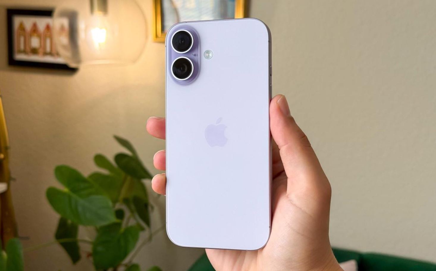 Сиреневый iPhone 17 в руке