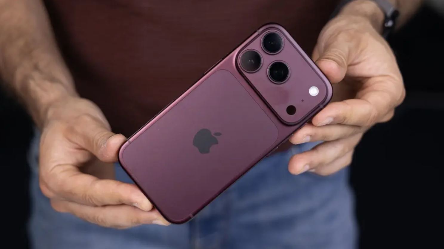 Человек держит фиолетовый iPhone Pro Max