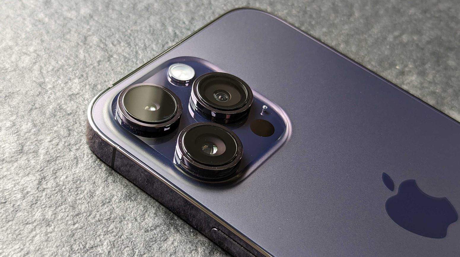 Блок камер iPhone 16 Pro Max крупным планом