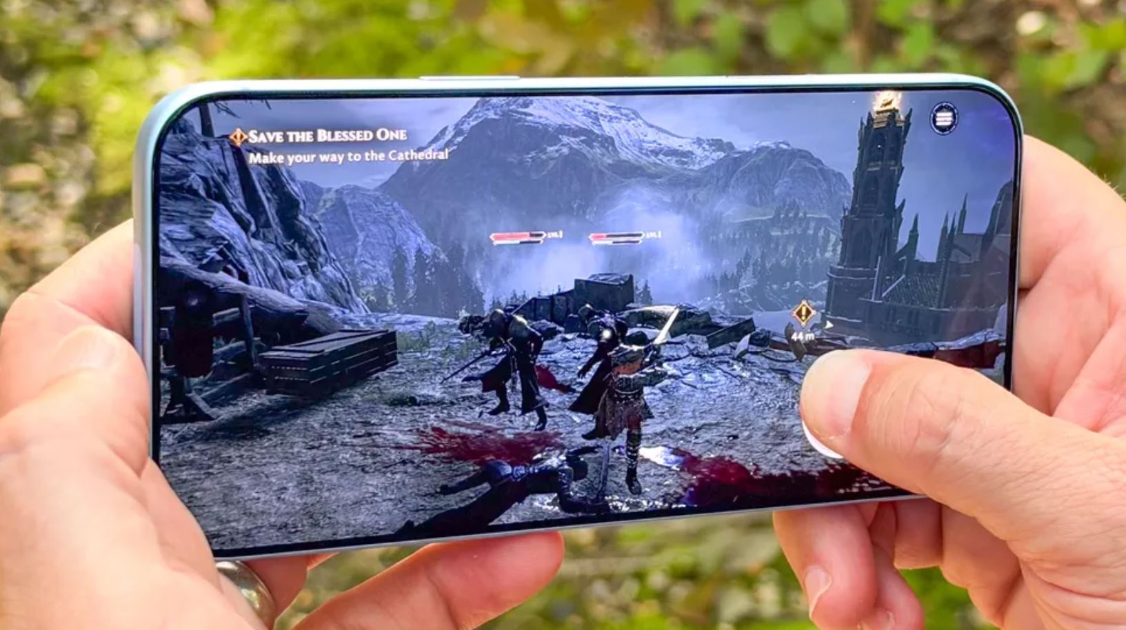 Игра на экране iPhone в руках пользователя