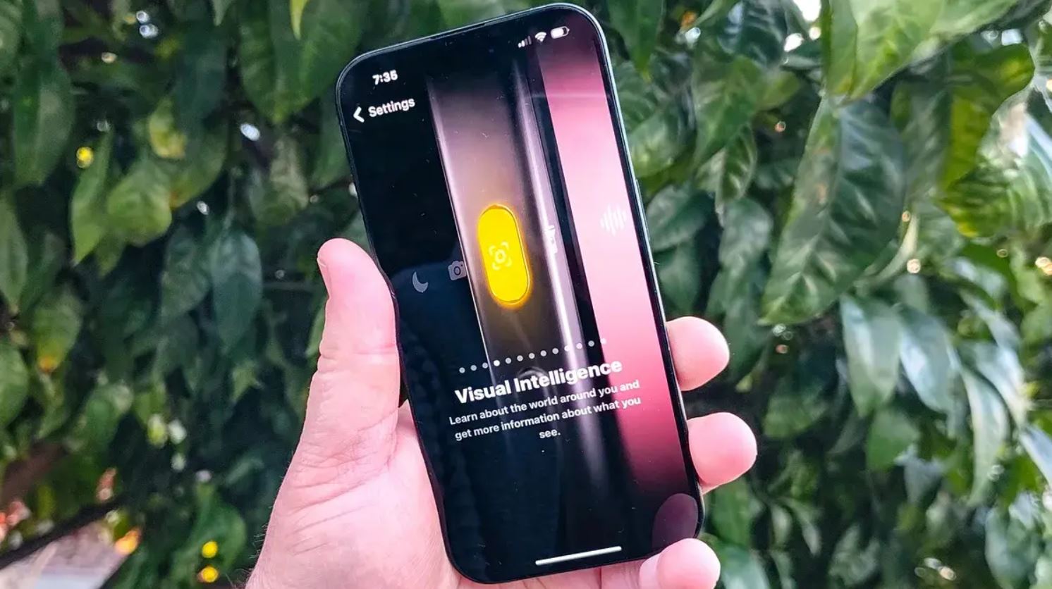 Смартфон в руке с открытыми настройками
