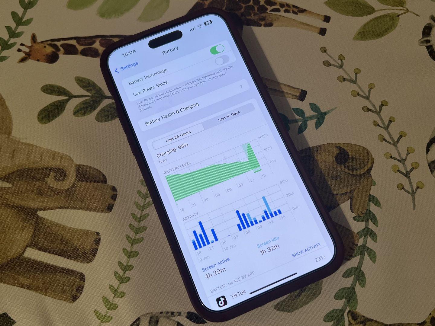 Экран iPhone с открытой статистикой состояния аккумулятора