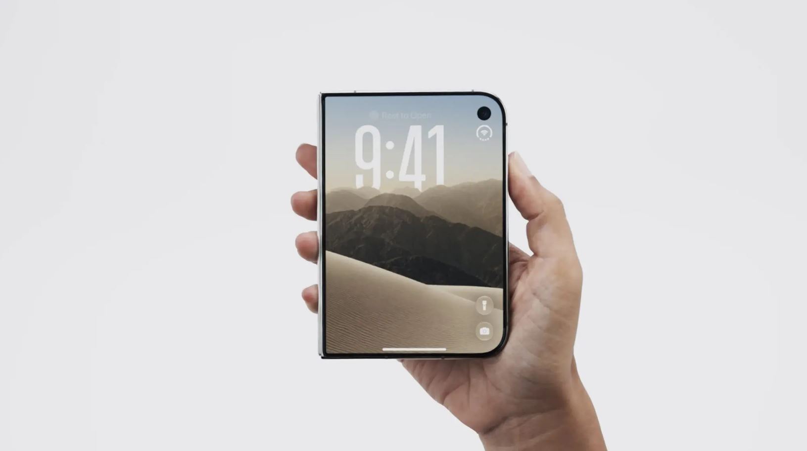 Складной iPhone Duo в закрытом виде в руке