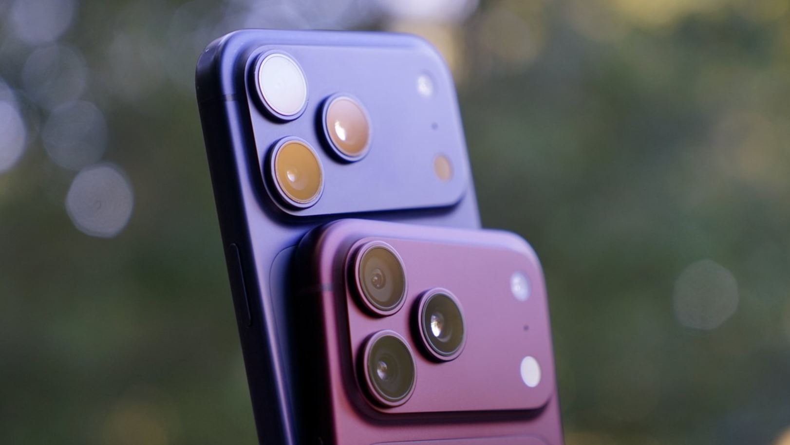 Крупный план камер двух моделей iPhone