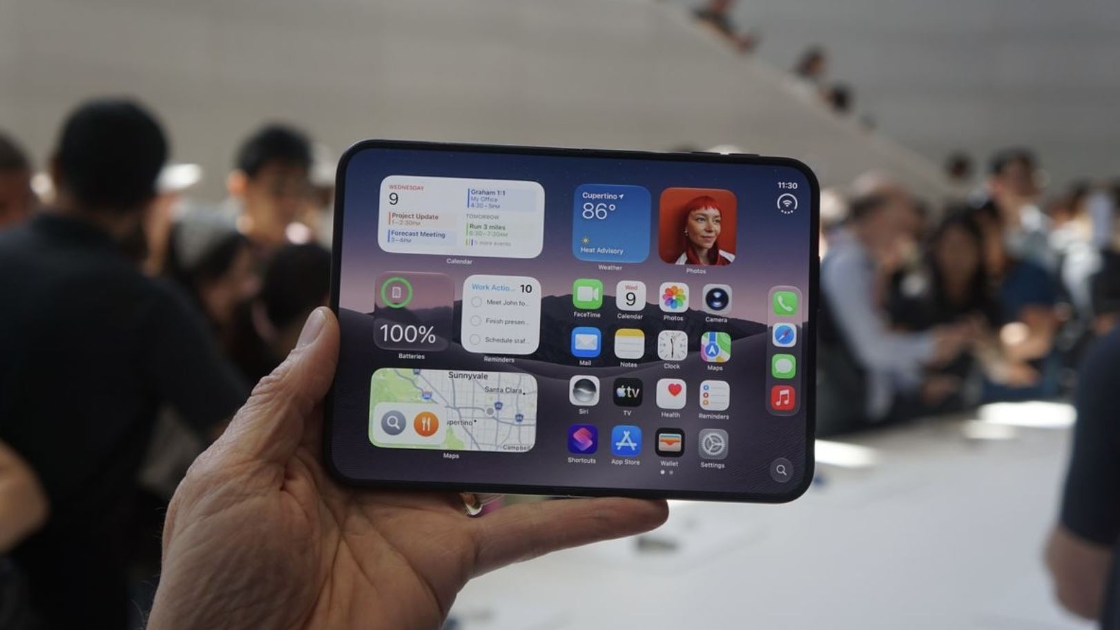 Разложенный iPhone Duo с интерфейсом iOS 27