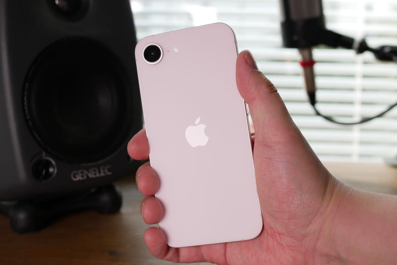 Белый iPhone 17e в руке