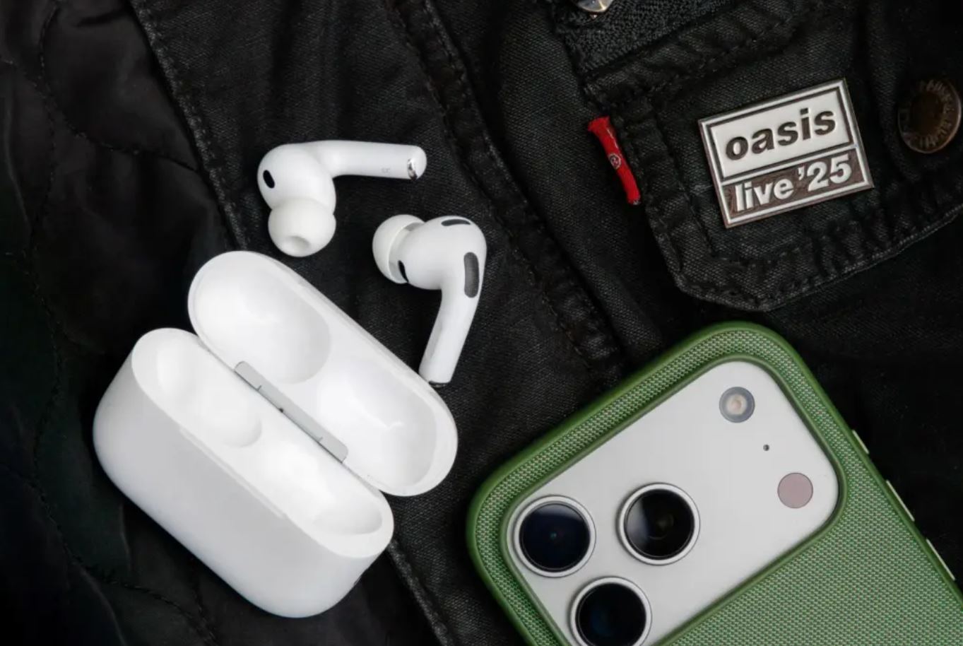 AirPods без футляра рядом с iPhone
