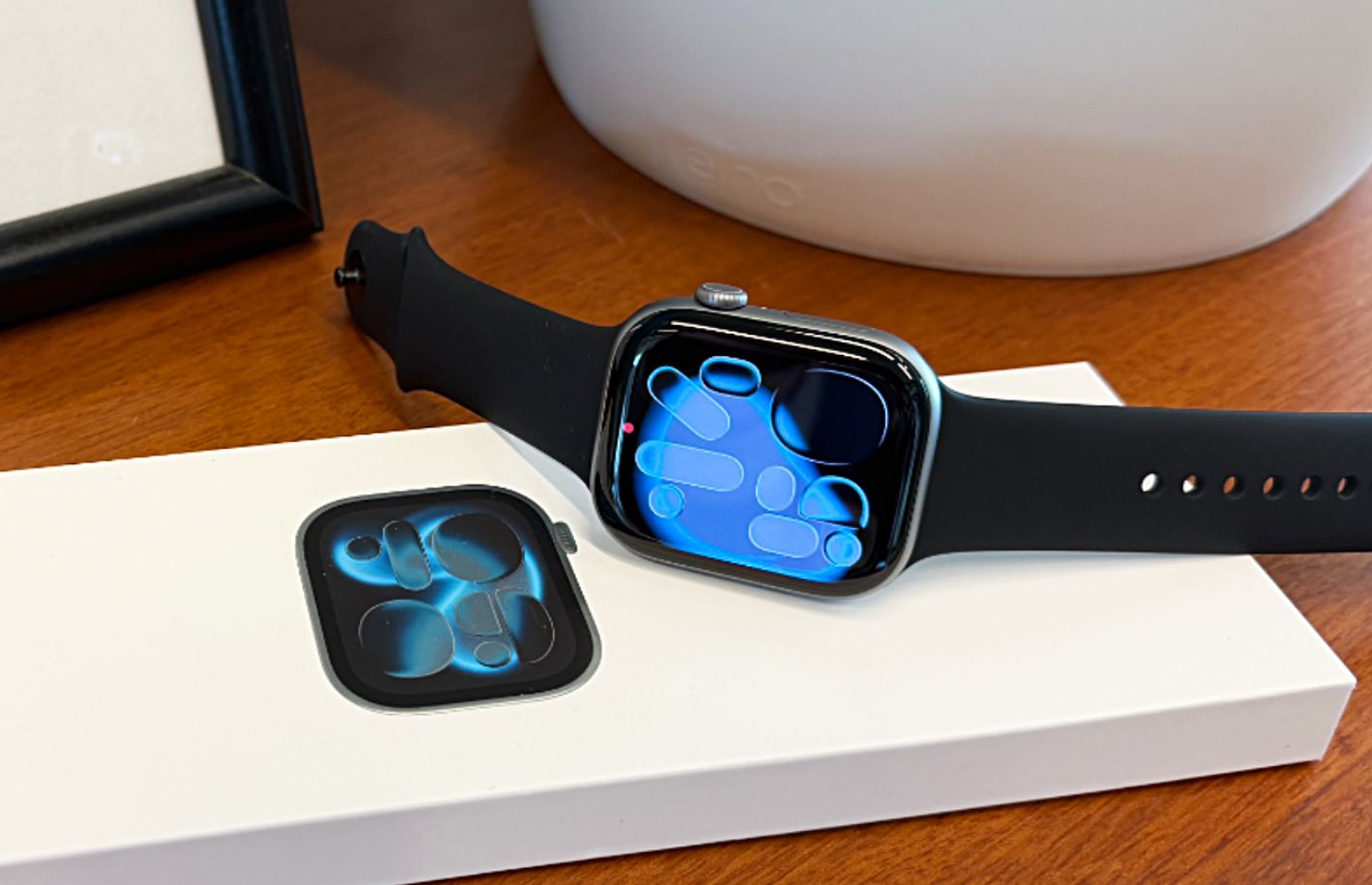 Apple Watch Series 11 рядом с коробкой на столе