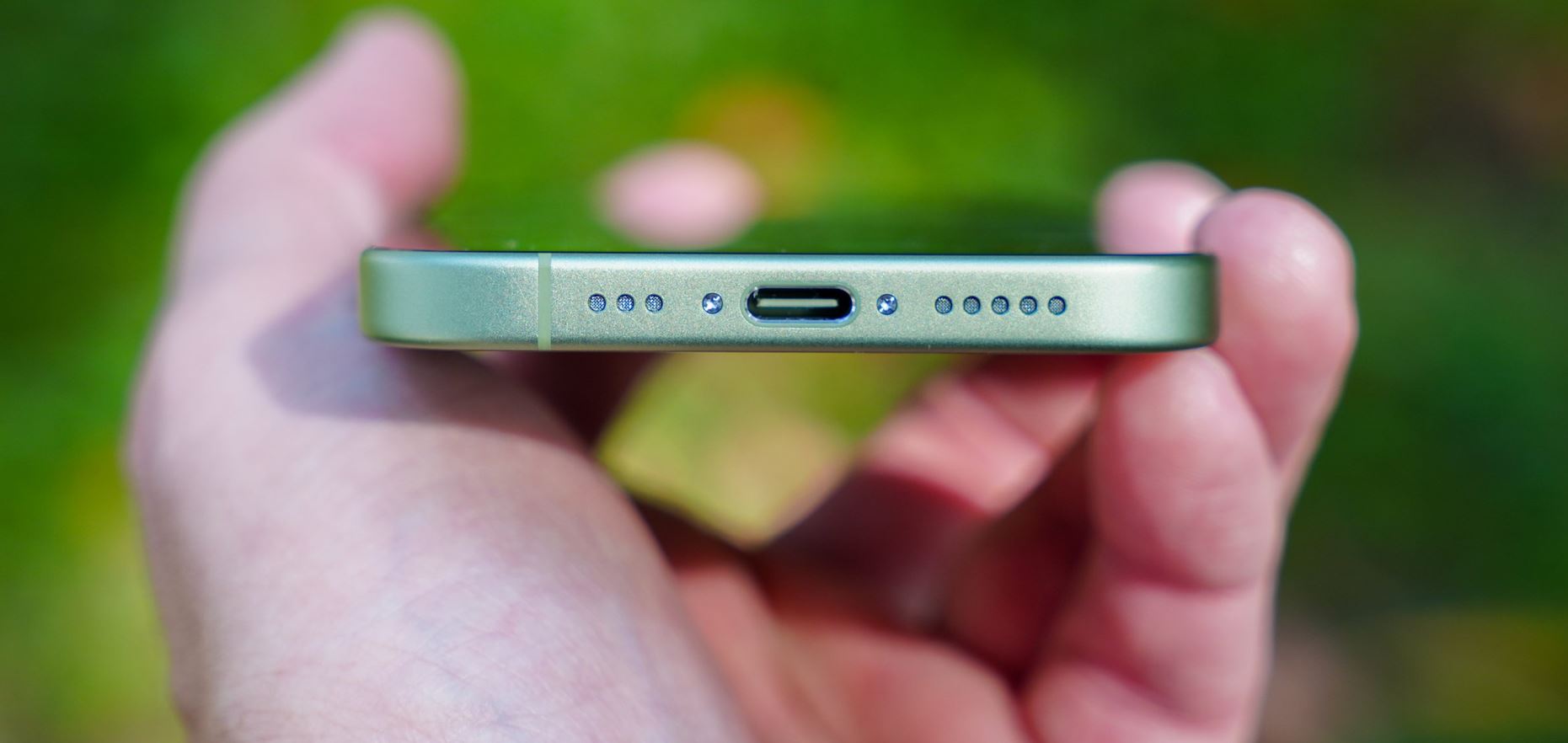 Разъём USB-C и нижняя грань зелёного iPhone 17