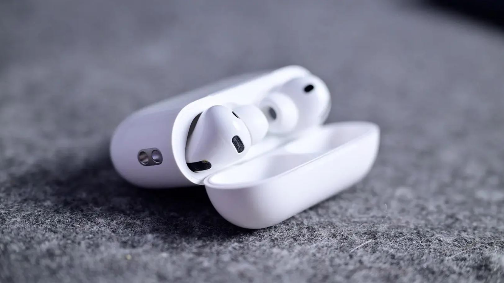 AirPods в открытом зарядном футляре