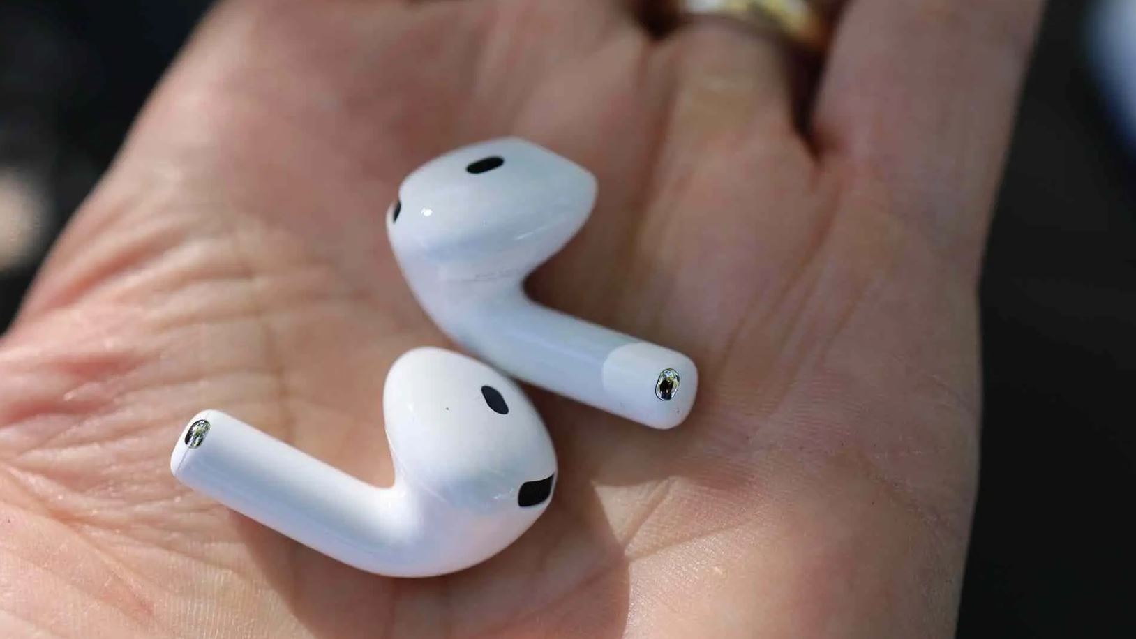 Два наушника AirPods 5 на ладони