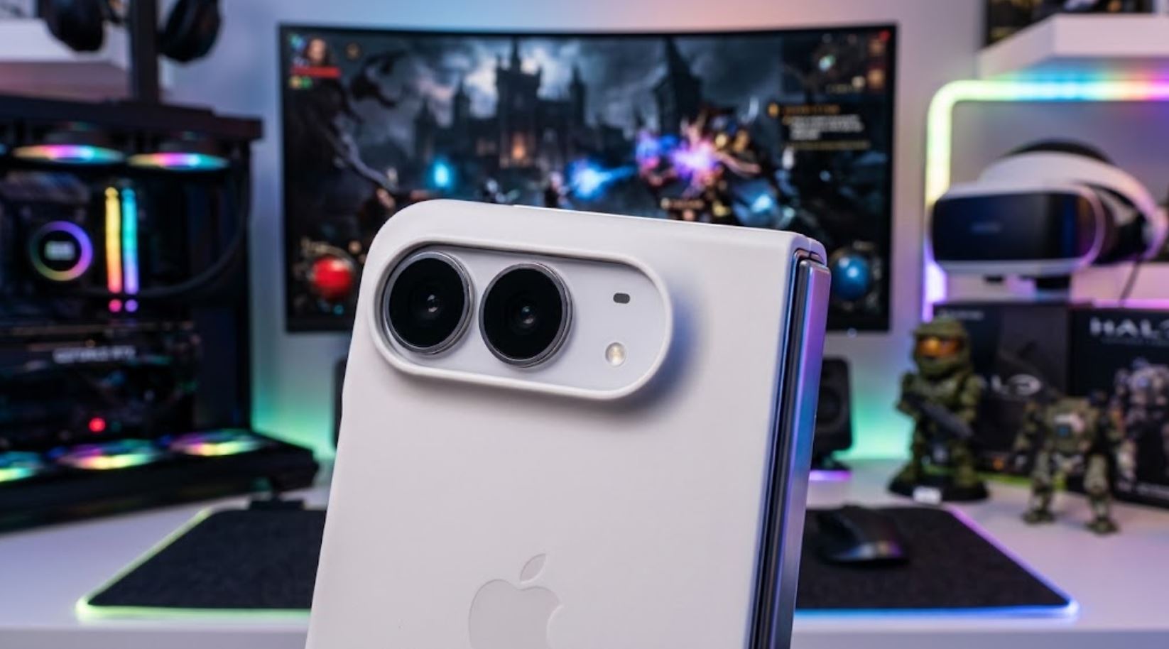 Складной iPhone Duo с двумя камерами на фоне рабочего места