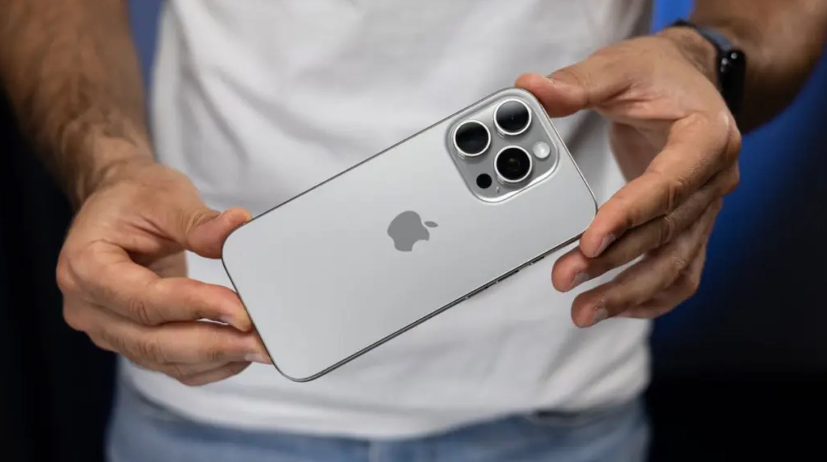Серебристый iPhone 16 Pro Max в руках