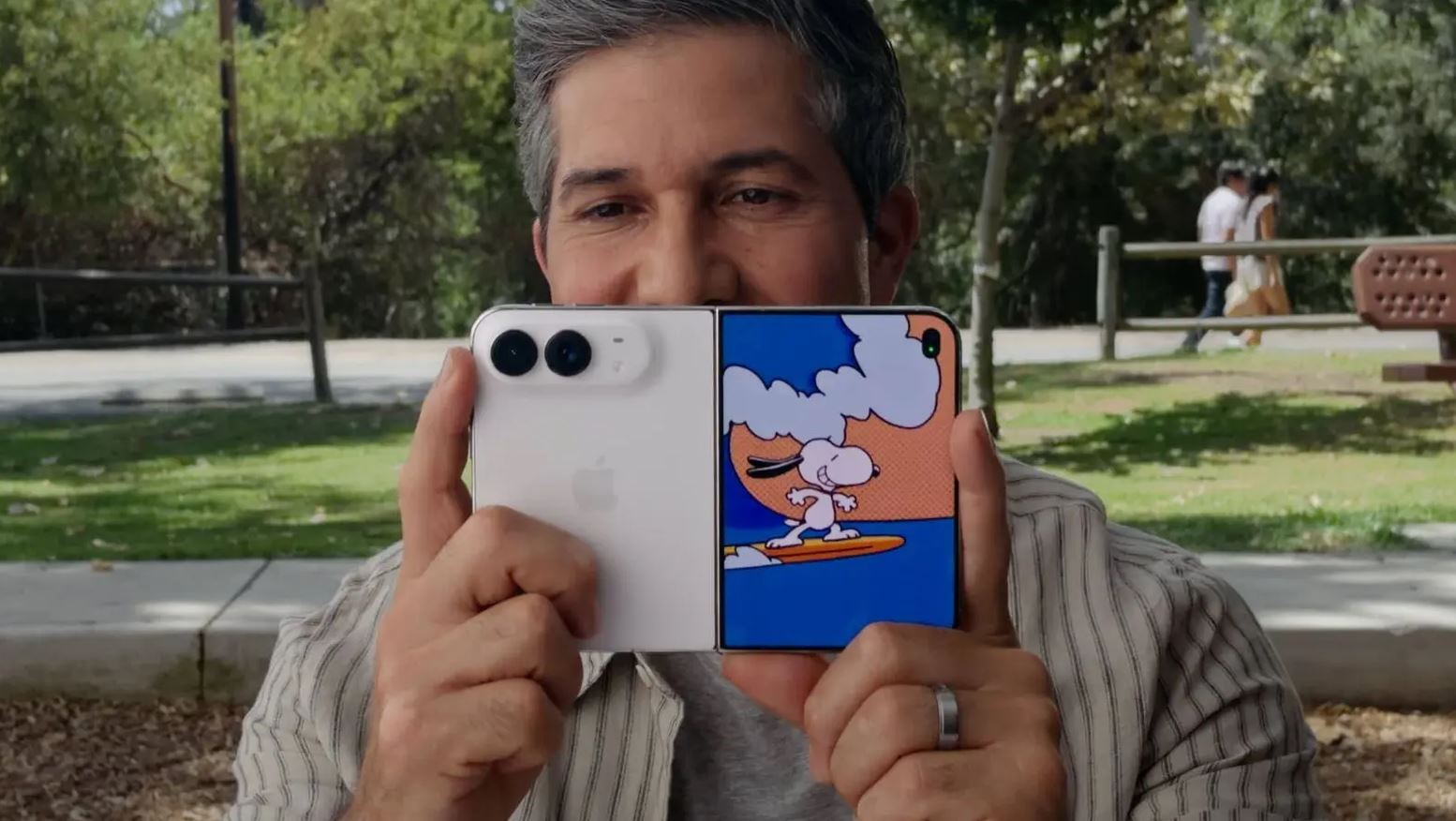 Анимация Peanuts на внешнем экране iPhone Duo во время съёмки