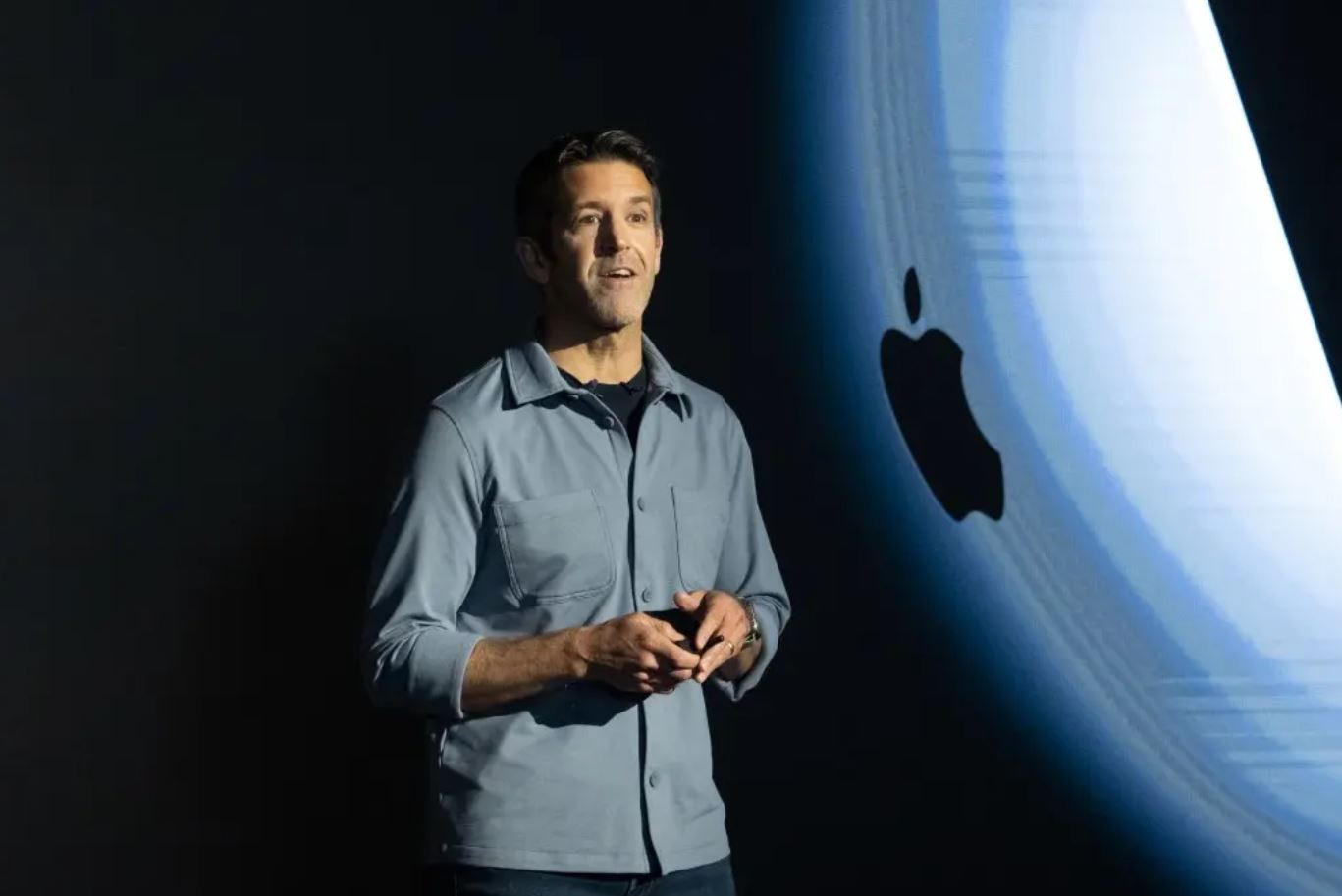 Джон Тернус выступает на презентации Apple