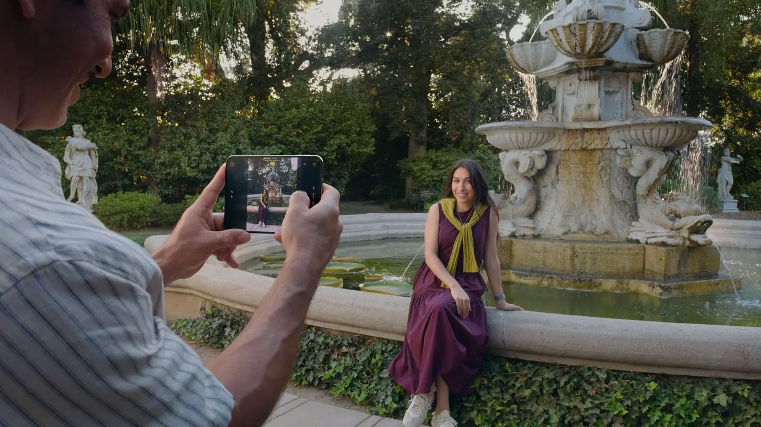 Человек фотографирует девушку на iPhone Duo с включённым внешним экраном