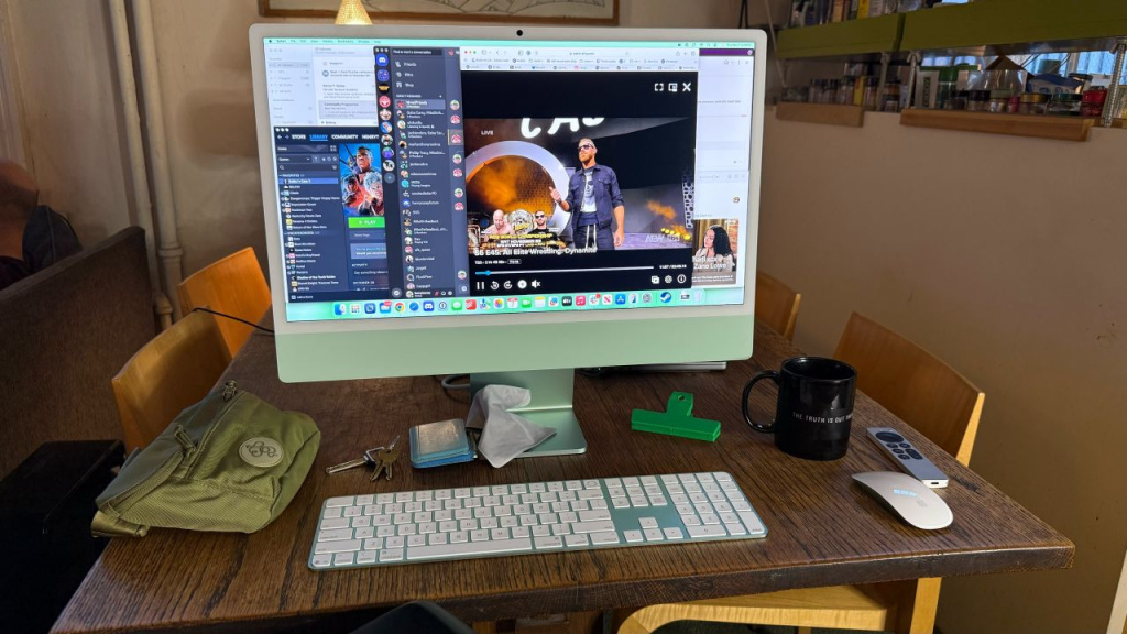 iMac M4 на столе