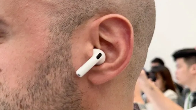 AirPods 4 в ухе