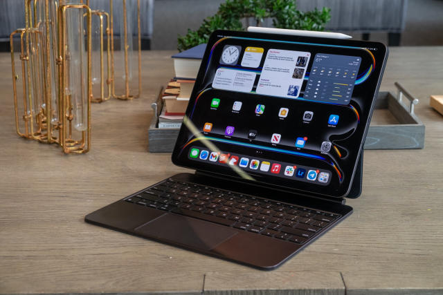 iPad с чехлом-клавиатурой