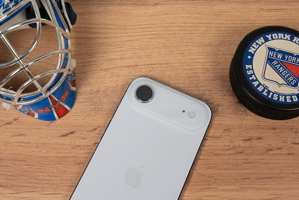 iPhone Air на столе