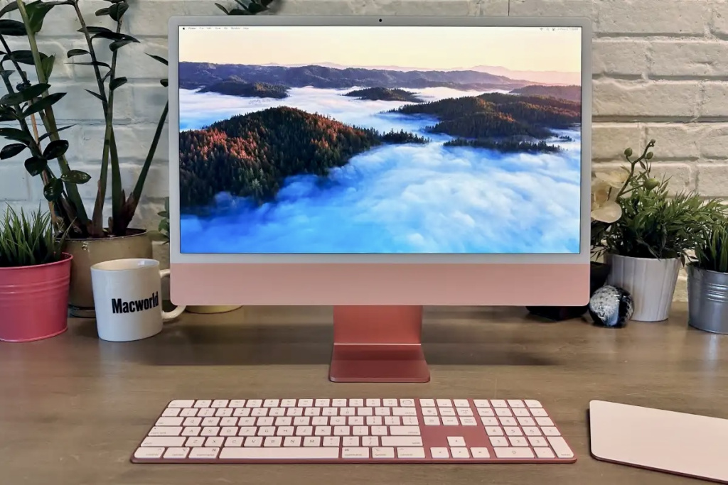 Розовый iMac M3 на столе