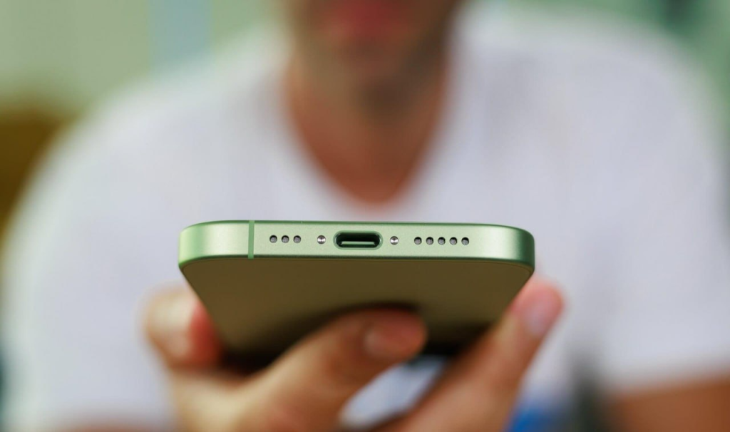 iPhone 17 USB