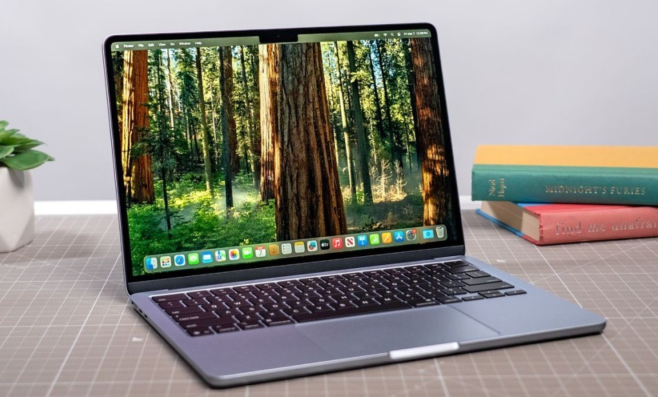 Макбук на столе