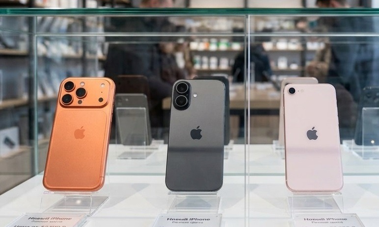 Айфоны в витрине