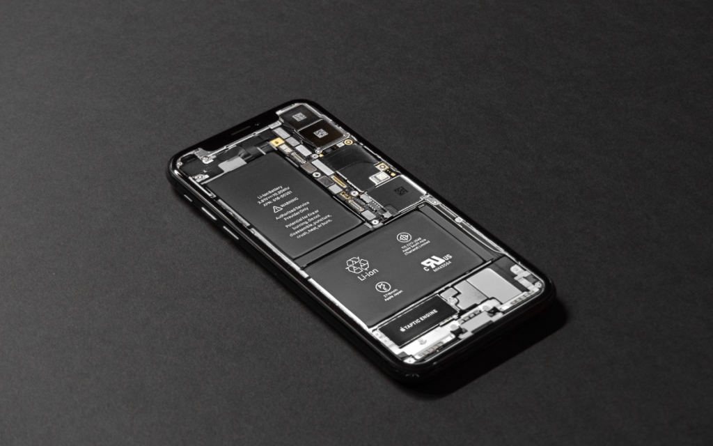 Почему iPhone разряжается при зарядке? Как это исправить